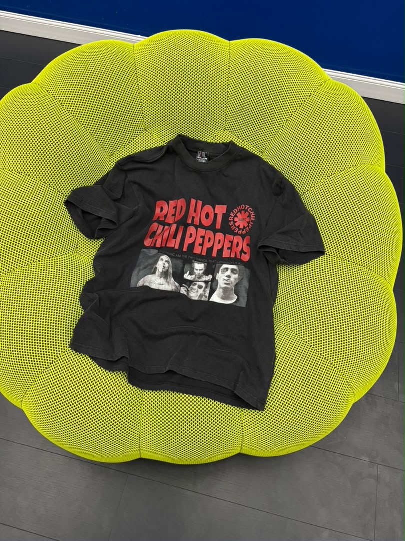 SAINT REDHOT PIC BALCK TEE