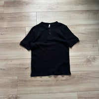 SHORTSLEEVE HENLEY TEE
