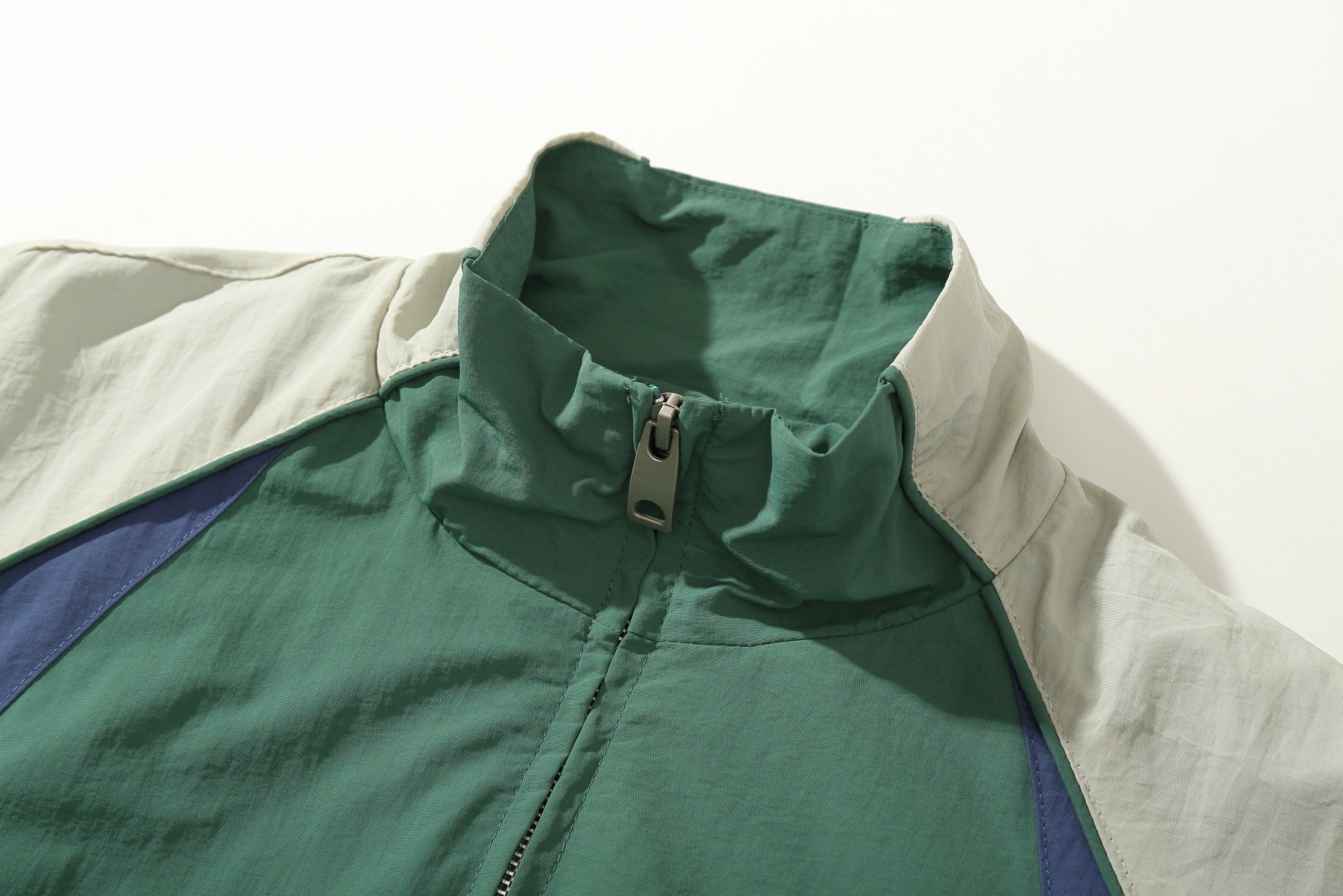 OMICRON WHITEGREEN WINDBREAKER