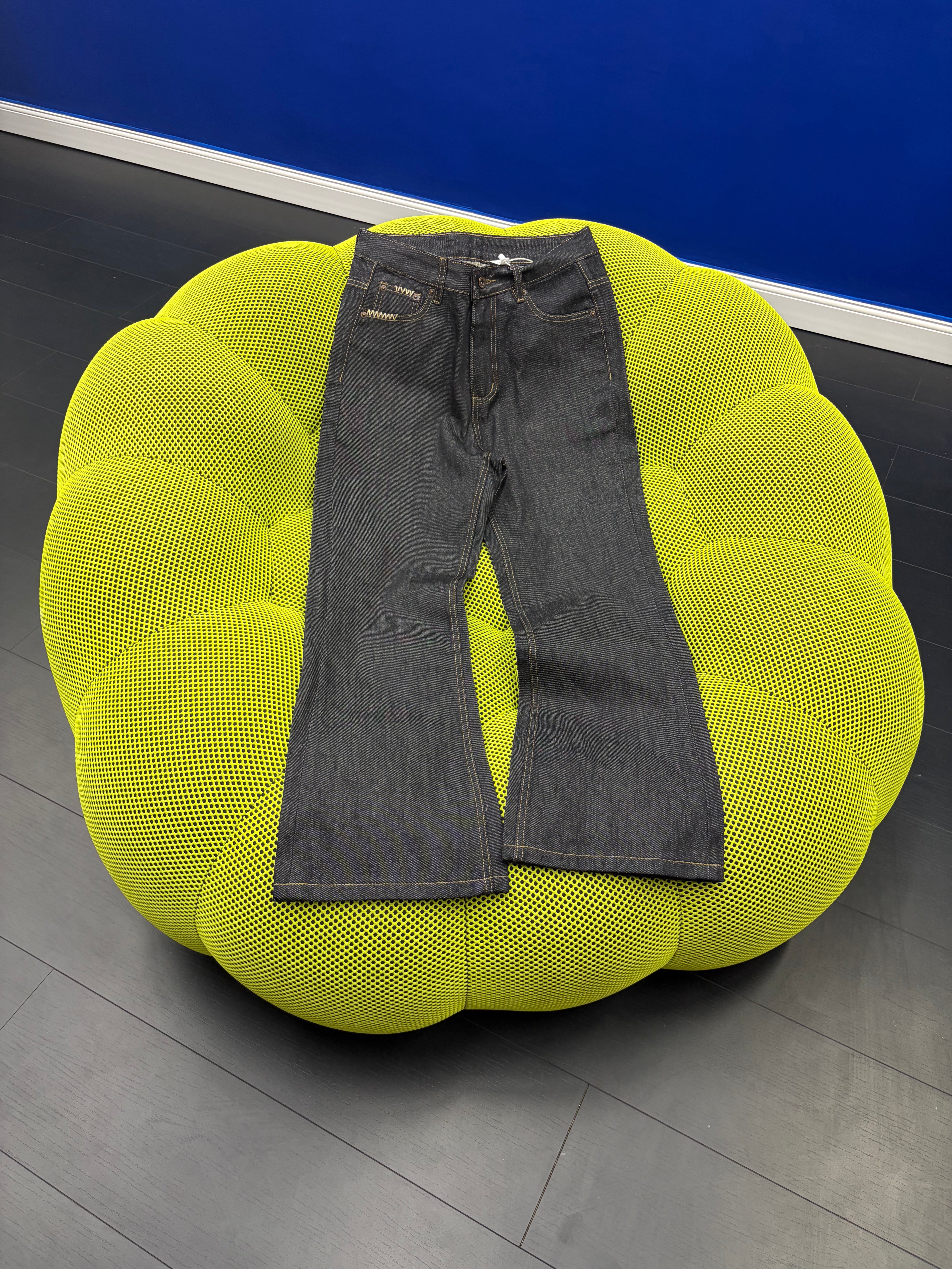 THREADED BLACK BOTTOM FLARE DENIM