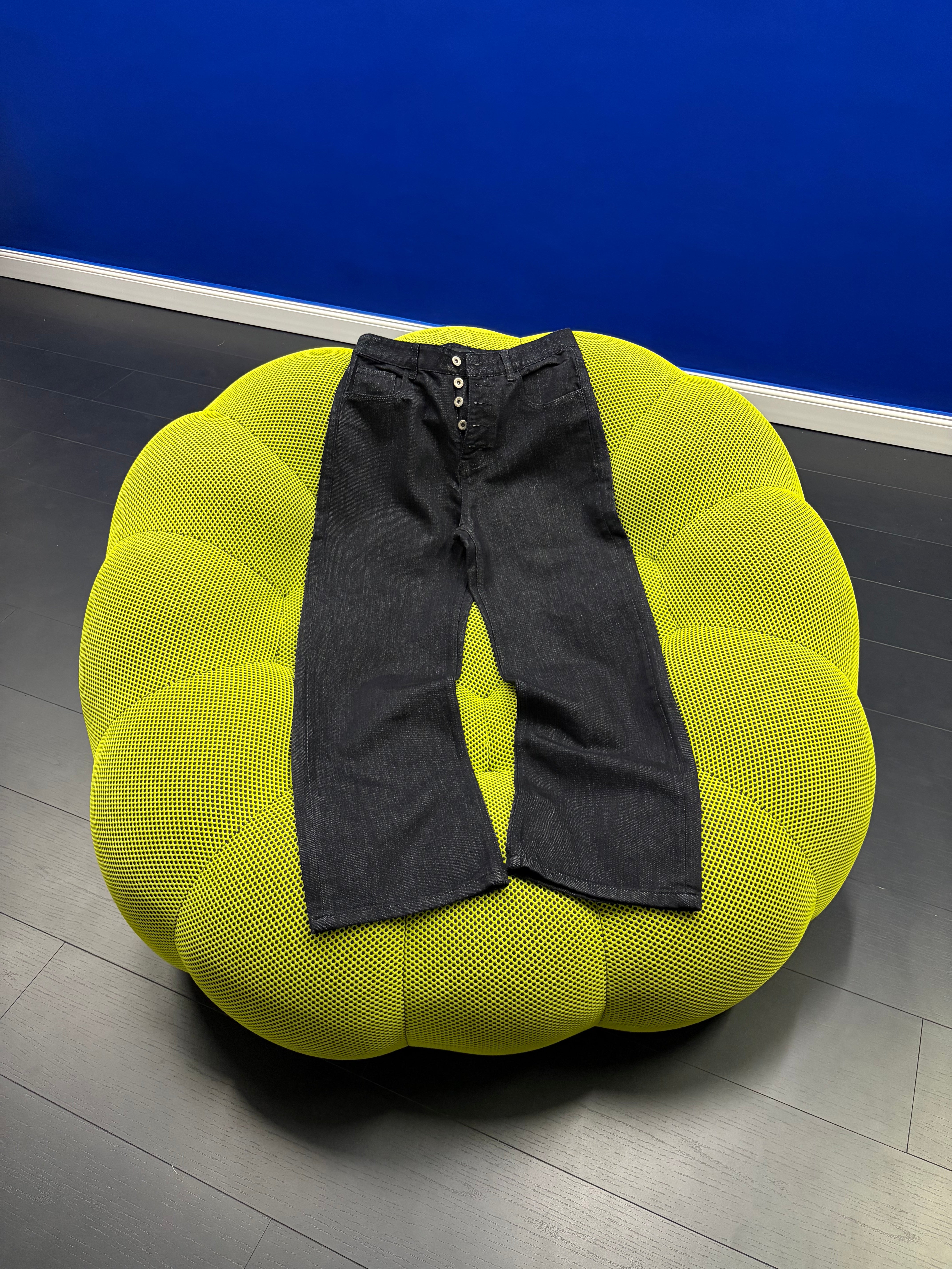GK BLACK BUTTON-FLY JEANS